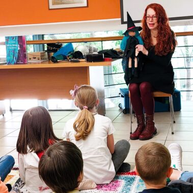 Θεατρική παρουσίαση του βιβλίου Μάντρα, Μάντρα, τι μαγειρεύεις; από τη συγγραφέα Γιώτα Αλεξάνδρου στο βιβλιοπωλείο των εκδόσεων.