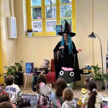 Θεατρική παρουσίαση του βιβλίου Μάντρα, Μάντρα, τι μαγειρεύεις; από τη συγγραφέα Γιώτα Αλεξάνδρου στο βιβλιοπωλείο Koukoubook