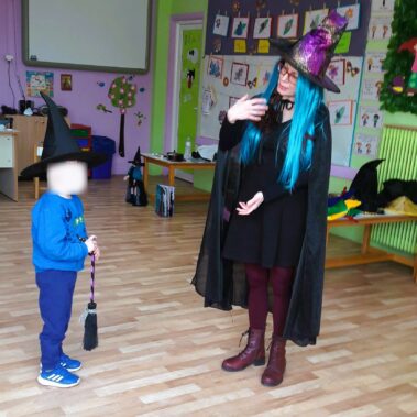 Θεατρική παρουσίαση του βιβλίου Μάντρα, Μάντρα, τι μαγειρεύεις; από τη συγγραφέα Γιώτα Αλεξάνδρου στα Εκπαιδευτήρια Ηλιάδη