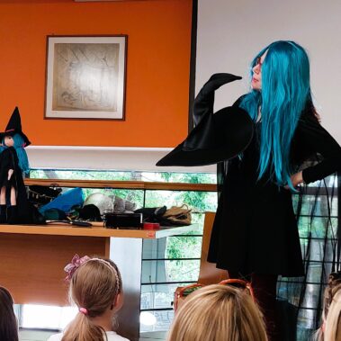 Θεατρική παρουσίαση του βιβλίου Μάντρα, Μάντρα, τι μαγειρεύεις; από τη συγγραφέα Γιώτα Αλεξάνδρου στο βιβλιοπωλείο των εκδόσεων.