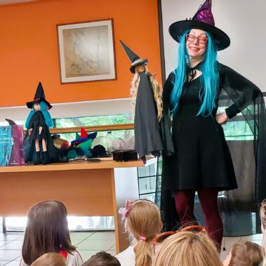 Θεατρική παρουσίαση του βιβλίου Μάντρα, Μάντρα, τι μαγειρεύεις; από τη συγγραφέα Γιώτα Αλεξάνδρου στο βιβλιοπωλείο των εκδόσεων.