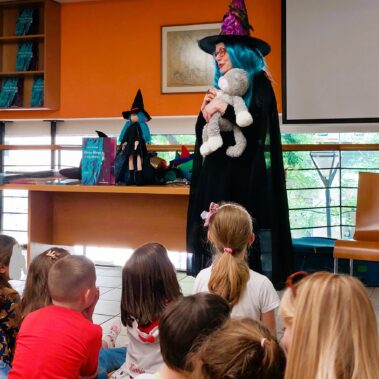 Θεατρική παρουσίαση του βιβλίου Μάντρα, Μάντρα, τι μαγειρεύεις; από τη συγγραφέα Γιώτα Αλεξάνδρου στο βιβλιοπωλείο των εκδόσεων.