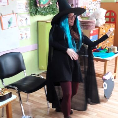 Θεατρική παρουσίαση του βιβλίου Μάντρα, Μάντρα, τι μαγειρεύεις; από τη συγγραφέα Γιώτα Αλεξάνδρου στο βιβλιοπωλείο των εκδόσεων.