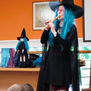 Θεατρική παρουσίαση του βιβλίου Μάντρα, Μάντρα, τι μαγειρεύεις; από τη συγγραφέα Γιώτα Αλεξάνδρου στο βιβλιοπωλείο των εκδόσεων.