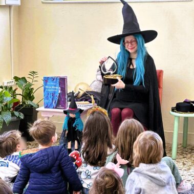 Θεατρική παρουσίαση του βιβλίου Μάντρα, Μάντρα, τι μαγειρεύεις; από τη συγγραφέα Γιώτα Αλεξάνδρου στο βιβλιοπωλείο Koukoubook