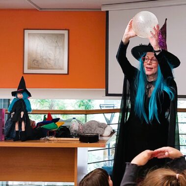 Θεατρική παρουσίαση του βιβλίου Μάντρα, Μάντρα, τι μαγειρεύεις; από τη συγγραφέα Γιώτα Αλεξάνδρου στο βιβλιοπωλείο των εκδόσεων.