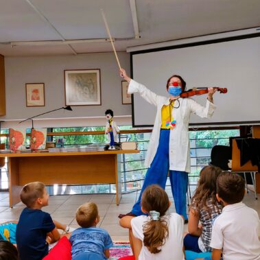 Θεατρική παρουσίαση του βιβλίου «Μια κόκκινη μύτη, ένα βιολί και ένα όνειρο» από τη συγγραφέα στο βιβλιοπωλείο της Ελληνοεκδοτικής