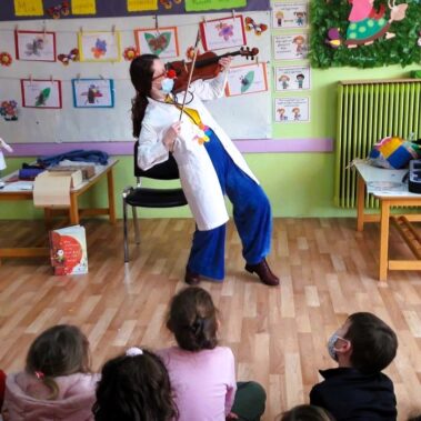 Θεατρική παρουσίαση του βιβλίου «Μια κόκκινη μύτη, ένα βιολί και ένα όνειρο» από τη συγγραφέα στα Εκπαιδευτήρια Ηλιάδη