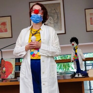 Θεατρική παρουσίαση του βιβλίου «Μια κόκκινη μύτη, ένα βιολί και ένα όνειρο» από τη συγγραφέα στο βιβλιοπωλείο της Ελληνοεκδοτικής