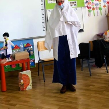 Θεατρική παρουσίαση του βιβλίου «Μια κόκκινη μύτη, ένα βιολί και ένα όνειρο» από τη συγγραφέα στα Γεννάδειο Σχολή