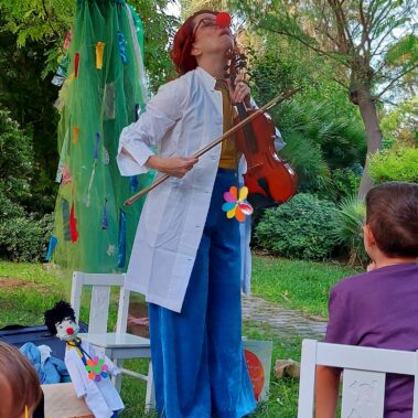 Θεατρική παρουσίαση του βιβλίου "Μια κόκκινη μύτη, ένα βιολί και ένα όνειρο" στην εκδήλωση για τον γραμματισμό του Διαβάζοντας Μεγαλώνω