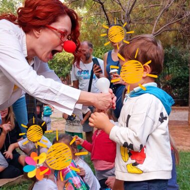 Θεατρική παρουσίαση του βιβλίου "Μια κόκκινη μύτη, ένα βιολί και ένα όνειρο" στην εκδήλωση για τον γραμματισμό του Διαβάζοντας Μεγαλώνω