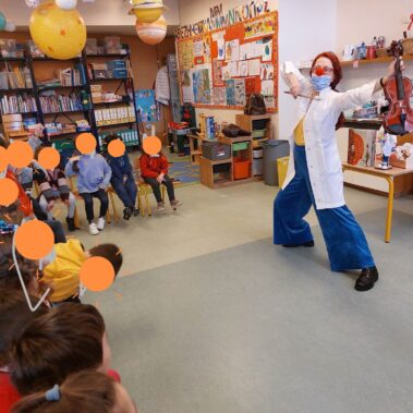 Θεατρική παρουσίαση του βιβλίου «Μια κόκκινη μύτη, ένα βιολί και ένα όνειρο» στους μαθητές του νηπιαγωγείου του Ευρωπαϊκού Σχολείου Βρυξελλών ΙΙΙ