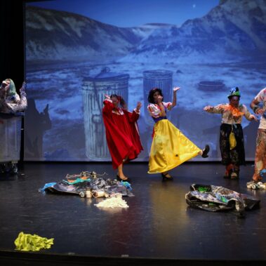 Η Κοκκινοσκουφίτσα και η Χιονάτη φτάνουν στο Βρομιστάν