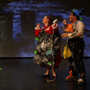 Η Κοκκινοσκουφίτσα γίνεται Βρομοσκουφίτσα και η Χιονάτη Βρομάτη