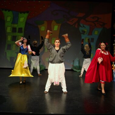 Η Χιονάτη και η Κοκκινοσκουφίτσα στο Αναποδιστάκ