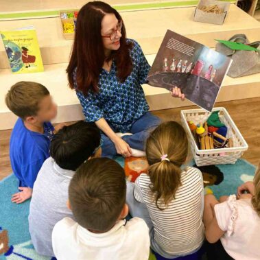 Η συγγραφέας συναντά τους μαθητές του Νηπιαγωγείου Pendula στη Βουδαπέστη, με αφορμή το βιβλίο της “Φένια, η αγαπημένη των ήχων”