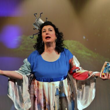 Η αφηγήτρια της ιστορίας, κρατώντας το βιβλίο της Παραμυθορουφήχτρας