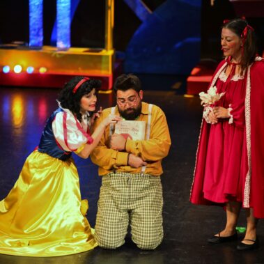 Ο Κλαψάκης θέλει να σώσει το αγαπημένο του βιβλίο από τον Δόκτορα και οι δύο ηρωίδες θα τον βοηθήσουν