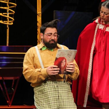 Ο Κλαψάκης με το αγαπημένο του βιβλίο, το βιβλίο της συγγραφέως Γιώτας Αλεξάνδρου Φένια, η αγαπημένη των ήχων