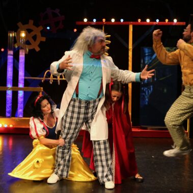 Ο Κλαψάκης υπερασπίζεται το αγαπημένο του παραμύθι για να μην καταλήξει στο στομάχι του Δόκτορα