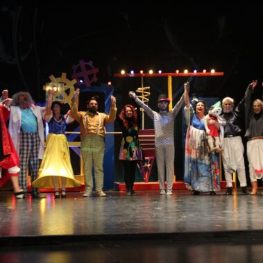 Η συγγραφέας Γιώτα Αλεξάνδρου με τους ηθοποιούς στο τέλος της παράστασης