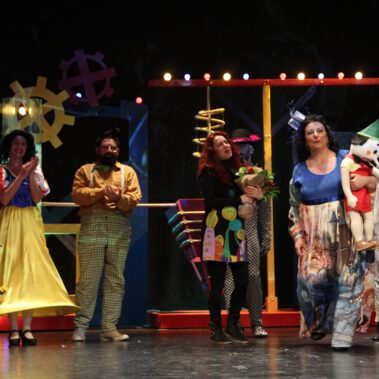 Η συγγραφέας Γιώτα Αλεξάνδρου συγκινημένη, στο τέλος της παράστασης