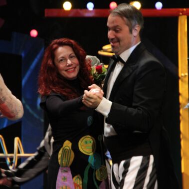 Η συγγραφέας του θεατρικού έργου Παραμυθορουφήχτρα Γιώτα Αλεξάνδρου χορεύει βαλς με τον Κύριο Όχι στο τέλος της παράστασης