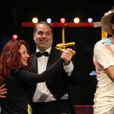 Η συγγραφέας του θεατρικού έργου Παραμυθορουφήχτρα Γιώτα Αλεξάνδρου χορεύει βαλς με τον Κύριο Όχι στο τέλος της παράστασης ενθουσιασμένη