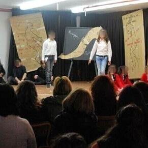 Θεατρική παράσταση βασισμένη στο βιβλίο "Οι Νταήδες του Βυθού και ο Ρομπέν των Θαλασσών" από τους μαθητές του 2ου Δημοτικού Σχολείου Ακράτας, 2015