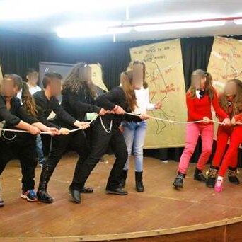 Θεατρική παράσταση βασισμένη στο βιβλίο "Οι Νταήδες του Βυθού και ο Ρομπέν των Θαλασσών" από τους μαθητές του 2ου Δημοτικού Σχολείου Ακράτας, 2015