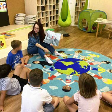 Η συγγραφέας συναντά τους μαθητές του Νηπιαγωγείου Pendula στη Βουδαπέστη, με αφορμή το βιβλίο της “Φένια, η αγαπημένη των ήχων”