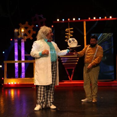 Ο Πινόκιο έχει γίνει Παραμυθοκεφτές και ο Κλαψάκης, ο βοηθός του Δόκτορα, τον προσφέρει στο αφεντικό του