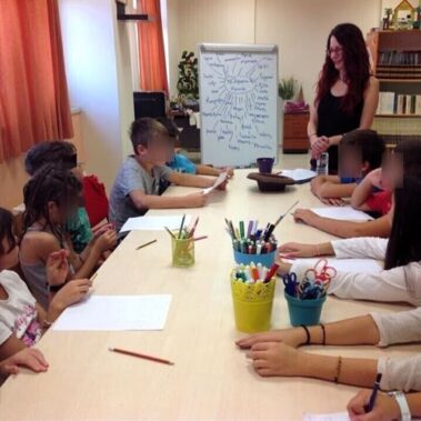 Η συγγραφέας στη βιβλιοθήκη Βιβλιοδρόμιο του 43ου Δημοτικού Σχολείου Ηρακλείου Κρήτης