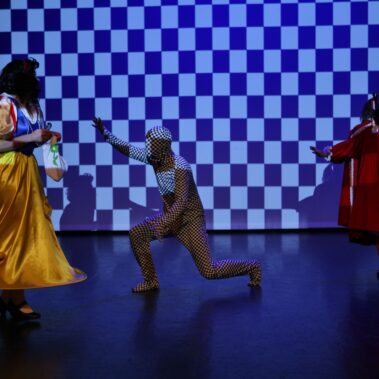 Η Χιονάτη και η Κοκκινοσκουφίτσα συναντούν τον Άρχοντα Κανένα