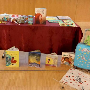 “Φένια, η αγαπημένη των ήχων” στα Τμήματα Ελληνικής Γλώσσας Bungertwies και Apfelbaum της Ζυρίχης