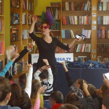 Κουκλοθεατρική παρουσίαση του βιβλίου "Οι Νταήδες του Βυθού και ο Ρομπέν των Θαλασσών" στο βιβλιοπωλείο Διαγώνιος στη Νέα Μάκρη