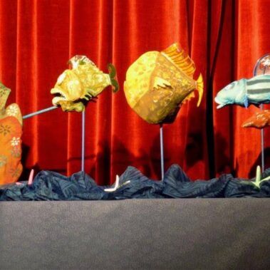 Κουκλοθεατρική παρουσίαση του βιβλίου "Ο Ρομπέν των Θαλασσών και οι Νταήδες του Βυθού" στο Δημοτικό Σχολείο Αμφίκλειας