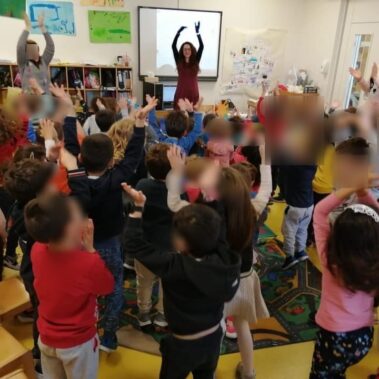 Η Γιώτα Αλεξάνδρου χορεύει τον χορό της δύναμης με τα παιδιά στο Πανεπιστημιακό Νηπιαγωγείο Κύπρου