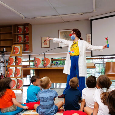 Θεατρική παρουσίαση του βιβλίου «Μια κόκκινη μύτη, ένα βιολί και ένα όνειρο» από τη συγγραφέα