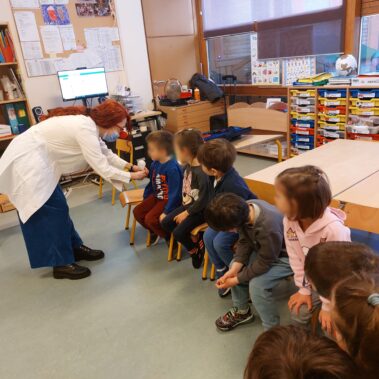 Η συγγραφέας συναντά τους μαθητές του Νηπιαγωγείου, της Α’ & Β’ τάξης, με αφορμή το βιβλίο της Μια κόκκινη μύτη, ένα βιολί κι ένα όνειρο