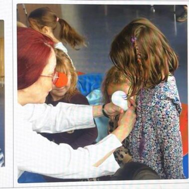 Θεατρική παρουσίαση του βιβλίου Μια κόκκινη μύτη, ένα βιολί κι ένα όνειρο από τη συγγραφέα στη Garderie της Κομισιόν στο Λουξεμβούργο