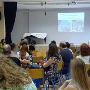 Εργαστήριο φιλαναγνωσίας από τη συγγραφέα Γιώτα Αλεξάνδρου για τους/τις εκπαιδευτικούς Αγγλικής Πρωτοβάθμιας Εκπαίδευσης της Α’ Αθήνας, με αφορμή τα δίγλωσσα βιβλία της “The Helping Box” & “It’s not funny, Scott!”