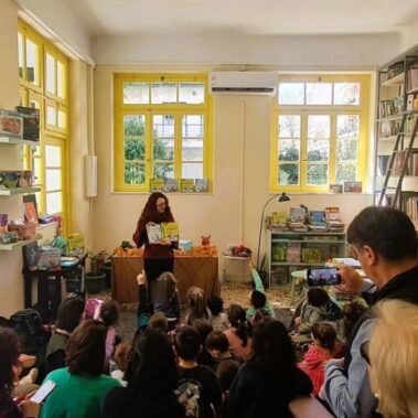 Τα δίγλωσσα βιβλία “Το Κουτί της Βοήθειας” & “Δεν είναι αστείο, Σκοτ!” στο βιβλιοπωλείο Koukoubook